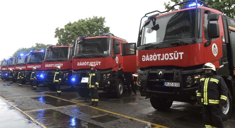 Kigyulladt egy kamion az M7-esen, nagy a dugó