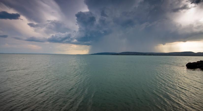 Így kapott 6000 úszómedencényi vizet a Balaton: itt a magyarázat