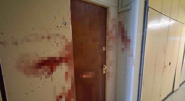 Vérrel áztatta el egy zuglói panel folyosóját egy dühöngő drogos férfi