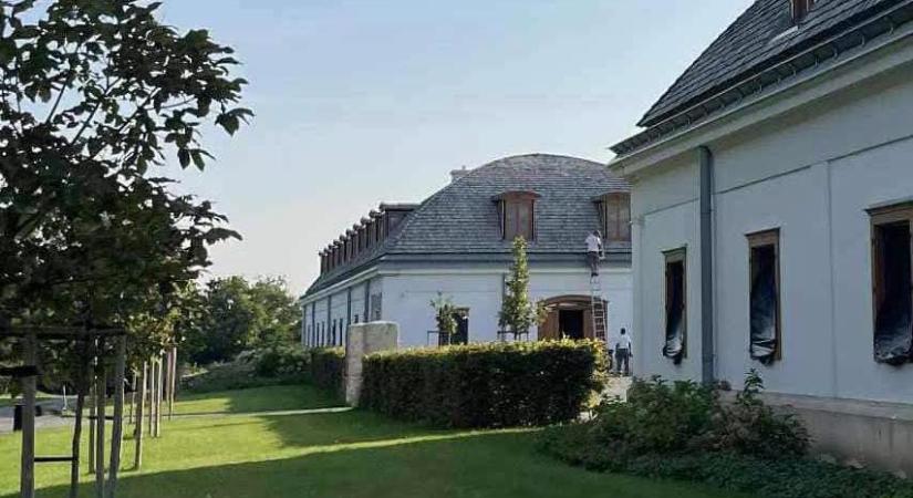 A hatvanpusztai „viccesgiccses” könyvtárról is osztott meg fotókat Hadházy Ákos