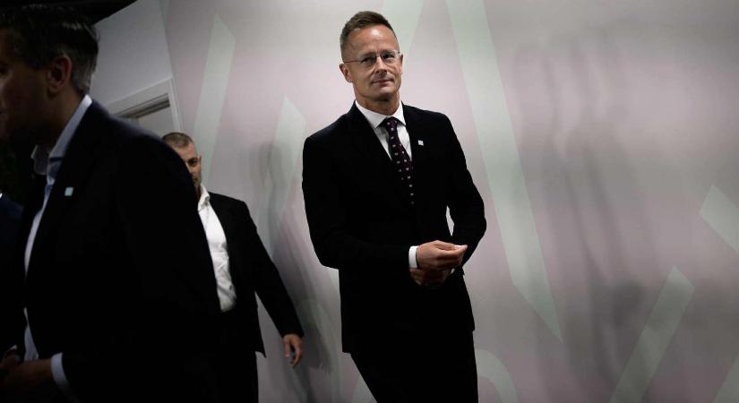 Szijjártó Péter elindult a kínai győzelem napi parádéra, amin Vlagyimir Putyin és Kim Dzsongun is részt vesz