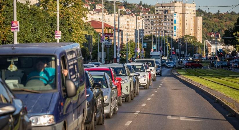 Katasztrofális dugók nehezítik a budapestiek életét
