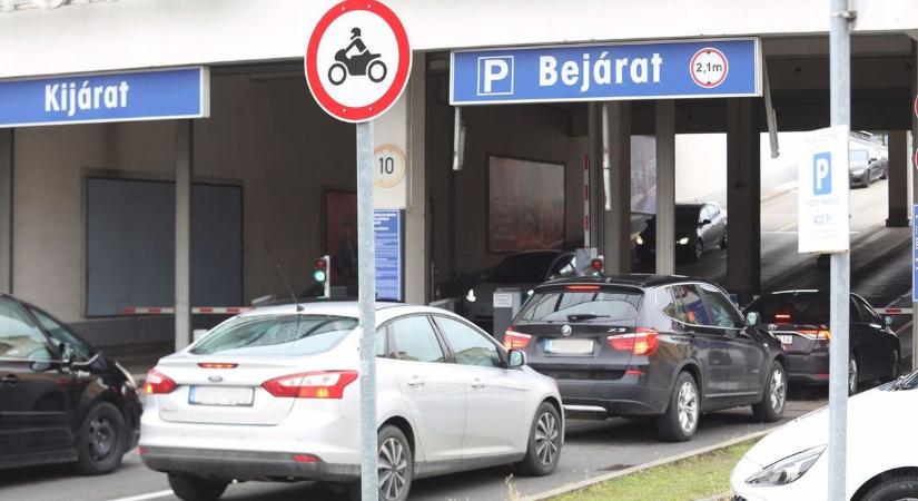 Az áruházak parkolójába is sorompó kellene - aki sokat időzik a boltban, fizessen!