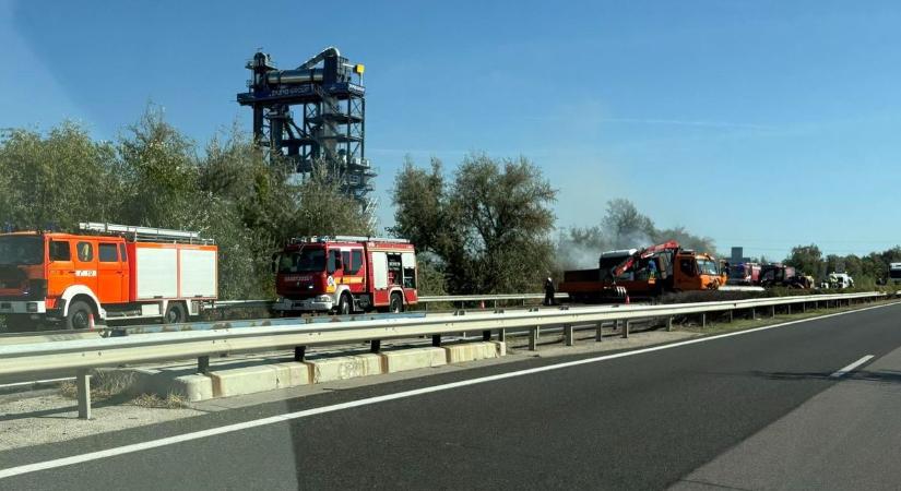 Még mindig oltják a kamiont az M7-esen