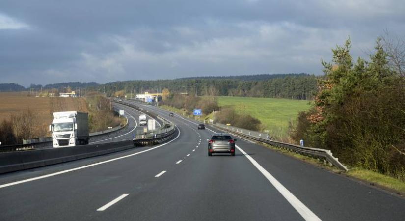 Extrém olcsó, új autópálya-matricát vezetnek be az országban: csak úgy veheted meg, ha ez igaz rád