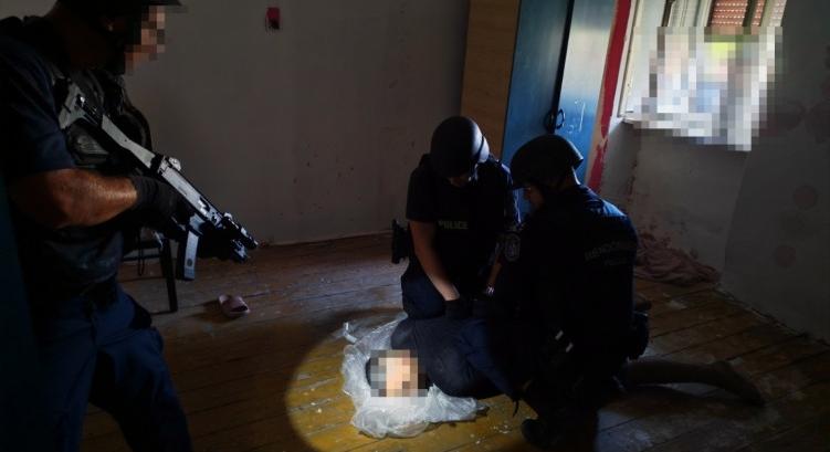 Kommandósok fogták el a 22 hónapos gyerek megölése miatt keresett férfit – fotó