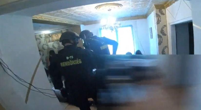Sisakos rendőrök rohantak le egy Heves melletti házat, talán a szomszédok sem tudták, mi folyt odabent – videóval