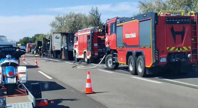 Katasztrófa az M7-esen: 10 kilométeres dugót okoz a mentés