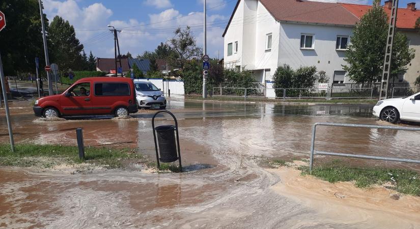 Víz alatt Nyíregyháza forgalmas csomópontja! (fotókkal)