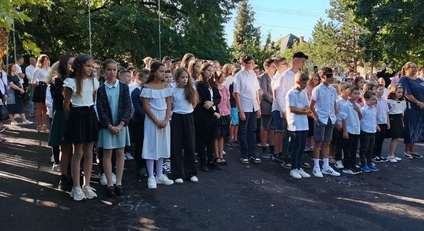 Tanévnyitó ünnepség az ajkai Csodavár Általános Iskolában ( videó)