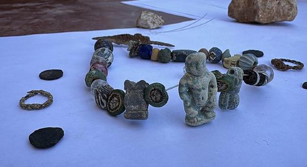 Pataikosz amulett került elő Perre ókori sírjából
