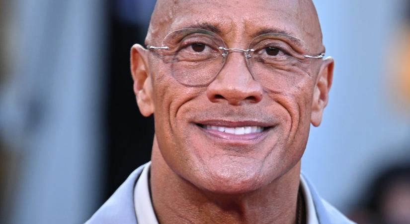 Ilyet se láttunk még: Dwayne Johnson a könnyeit törölgette a velencei filmfesztiválon, mikor a filmjét tapsolták