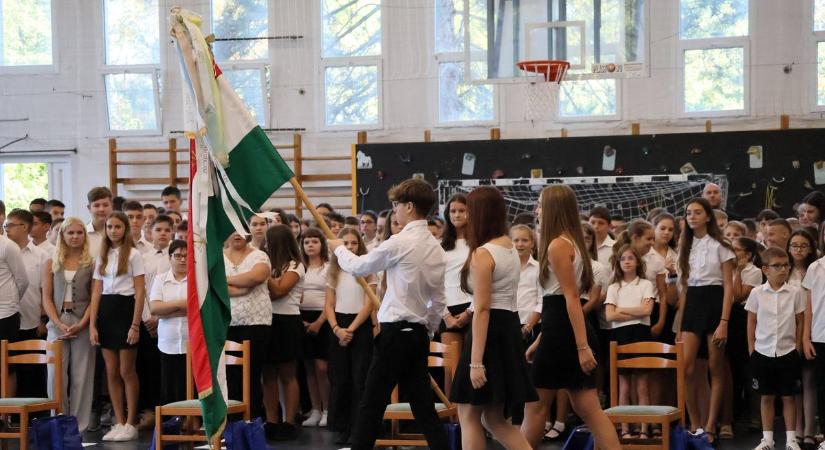 Igazgató nélkül kezdődött a tanév a paksi iskolában