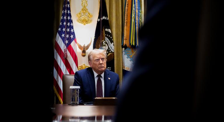 Donald Trump megelégelte az eddigieket, taktikát váltott és új frontot nyitott a háborúban