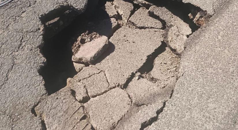 Óriási lyukra lettek figyelmesek az egyik szolnoki utcában, azonnali lezárásról döntöttek