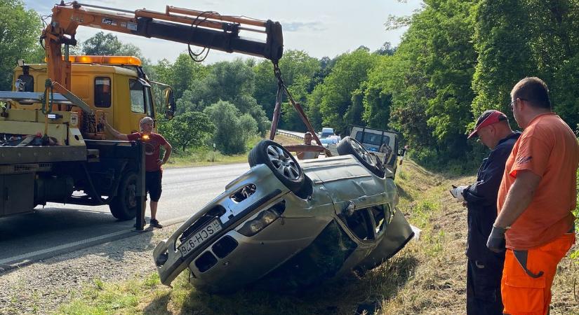 Szalmabála az autó szélvédőjén, elszabadult utánfutó az úton – bizarr balesetek Zalában (fotókkal)
