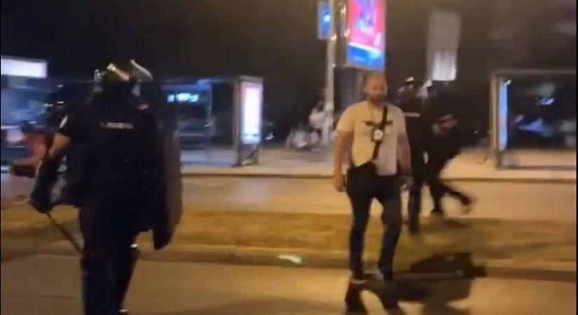 Példátlan brutalitás Újvidéken: A rendőrök eltörték egy tüntető könyökét