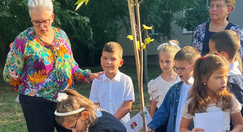 Hagyományőrző faültetés a soponyai általános iskolában