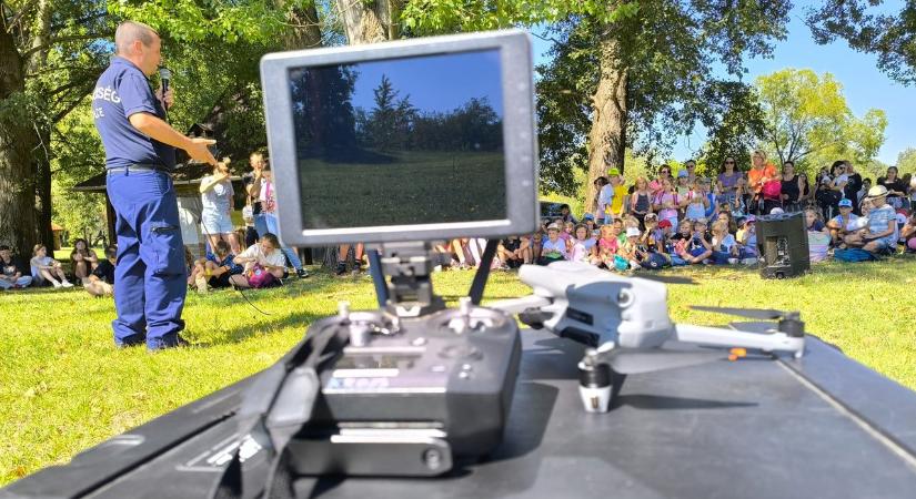 Villogó szirénákkal indult a tanév a Talentumban fotók