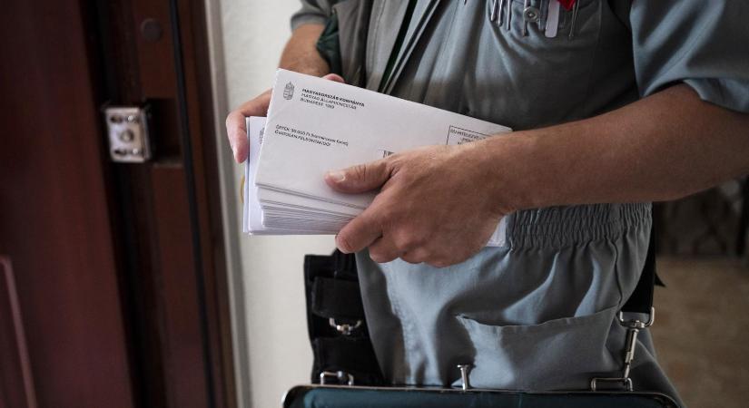 23 milliárd forint maradhat a költségvetésben a nyugdíjasoknak járó 30 ezer forintos élelmiszerutalványból, van, aki szerint a leginkább rászorulók között kellene szétosztani