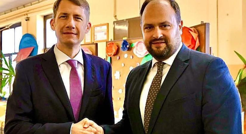 A magyar iskolaválasztás elvi kérdés is – jelentette ki Nacsa Lőrinc a vajdasági Óbecsén