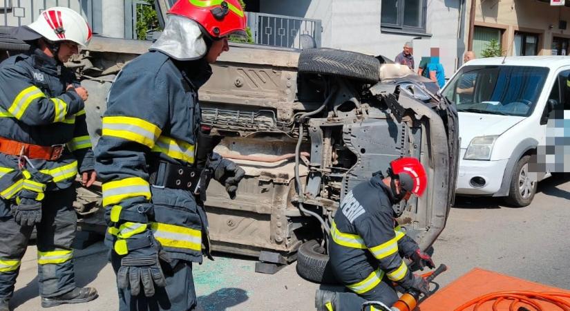 Felborult egy furgon Marosvásárhelyen – egy férfi a roncsok közé szorult