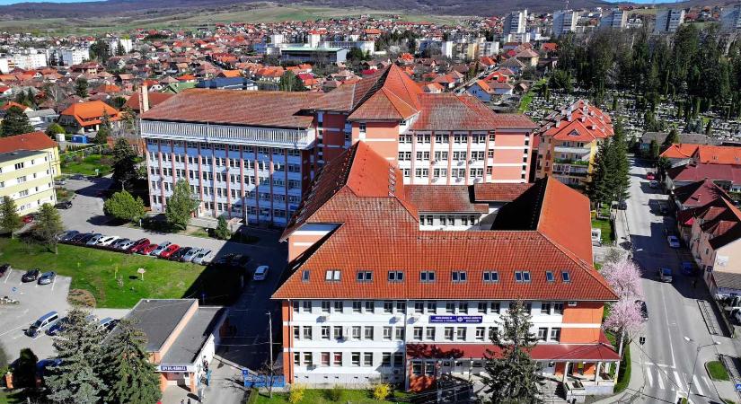 Tragédia Székelyudvarhelyen: A kórház ötödik emeletéről vetette magát a mélybe egy 17 éves fiú