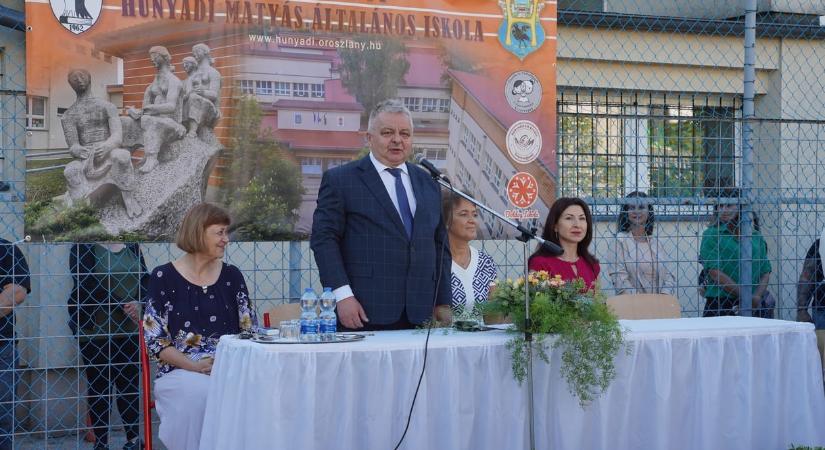 „De jó, hogy nincs köztük Mohamed” – mondta a fideszes polgármester egy oroszlányi általános iskola évnyitóján