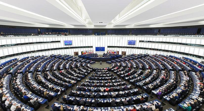Az EP még több pénzt venne el a magyar kormánytól, a Fidesz Ukrajnára és meleglobbira hivatkozik
