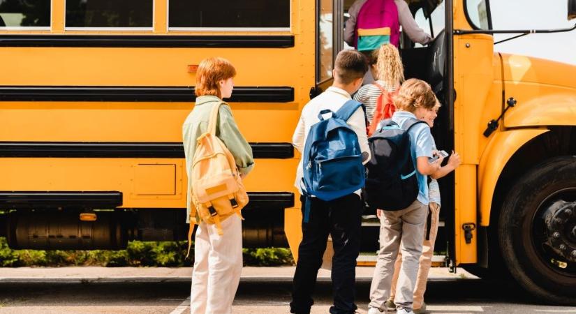 Káosz az iskolakezdés első napján: nem fértek fel a gyerekek a buszra Hajdúviden