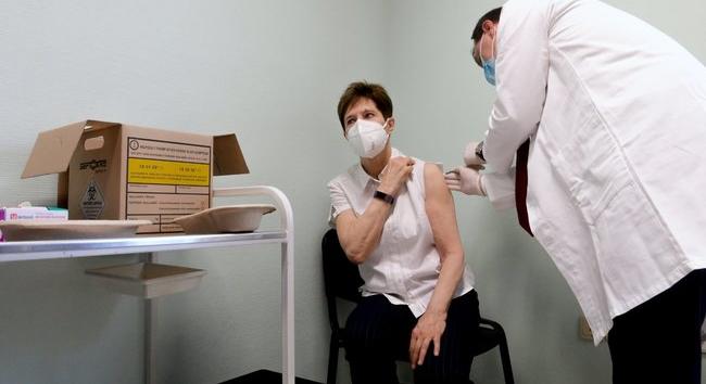 Jó hírt közölt Szlávik János: Eddig senkinél nem jelentkezett heves allergiás reakció