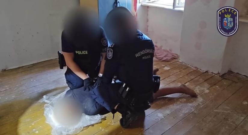Videón, ahogy a kommandósok elfogják a miskei kislány meggyilkolásával gyanúsított férfit