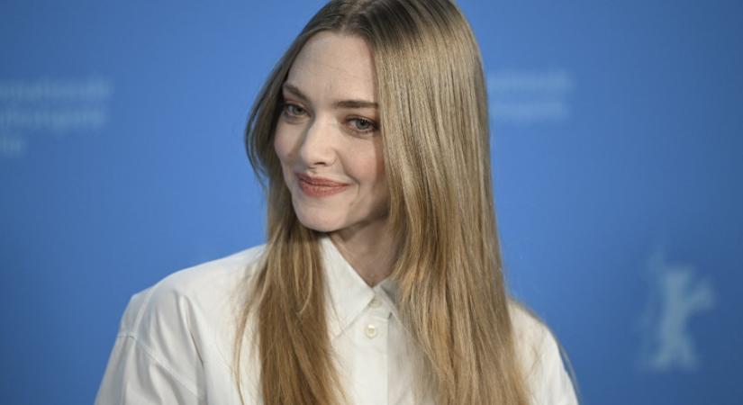 Amanda Seyfried ugyanazt a ruhát viselte a Velencei Filmfesztiválon, mint Julia Roberts