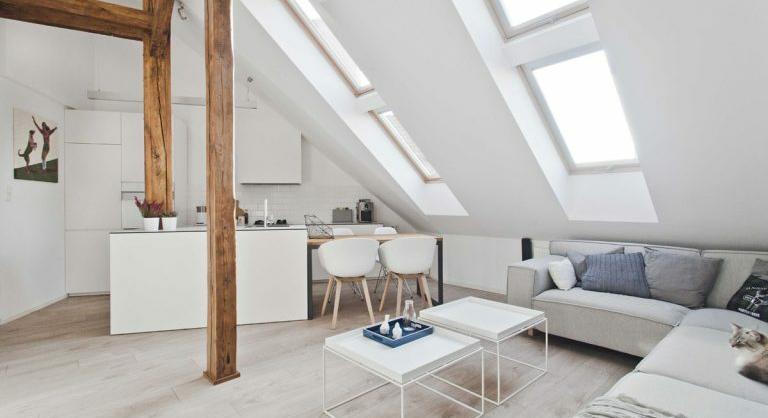 Fényben úszó rusztikus loft – Sötét padlástérből világos, barátságos otthon