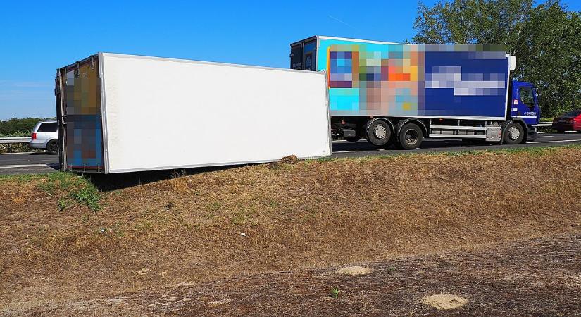 Teljesen irányíthatatlanná vált a kamion, több tonna rakománnyal borult fel a pótkocsi – galériával