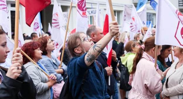 Lengyelországban a tanév első napján tüntettek a tanárok
