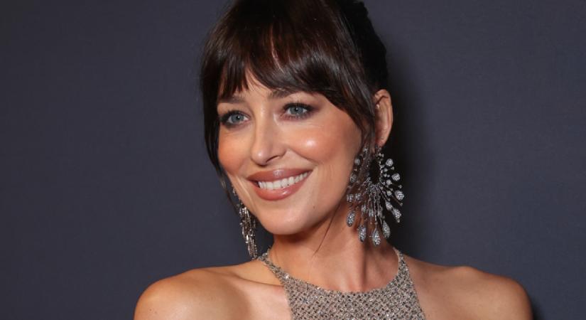 Ez lesz az idei ősz legfelkapottabb kabátja – Dakota Johnson már viseli