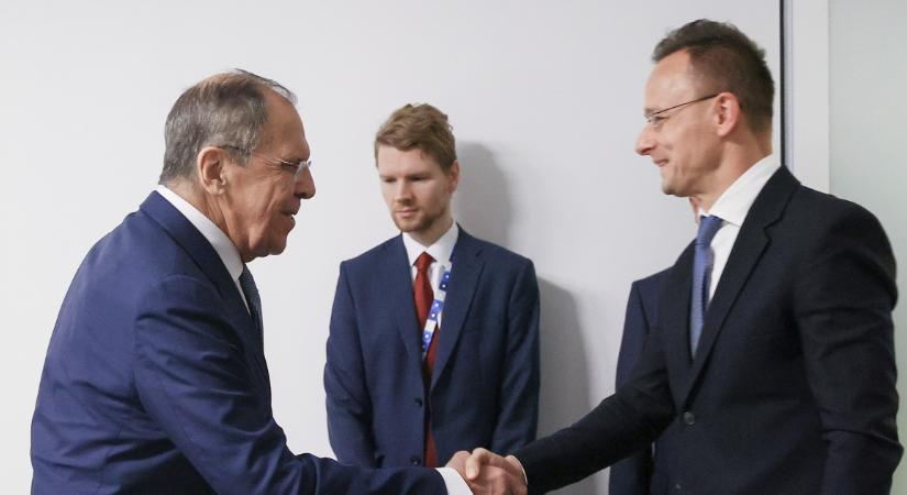 Kétes társaságban ünnepel Szijjártó Péter, avagy újabb lépés Kelet felé