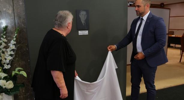 Almási Zsolt polgármester nevét kapta a közgyűlési terem (galériával)