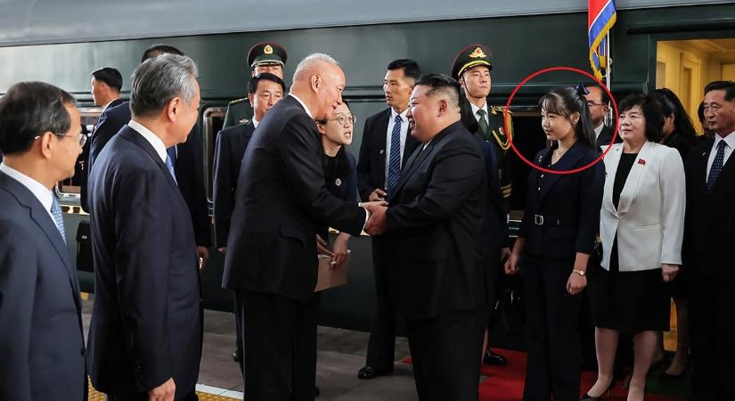 Kim Dzsongun megérkezett Pekingbe, ahol együtt ünnepelnek majd Szijjártóval