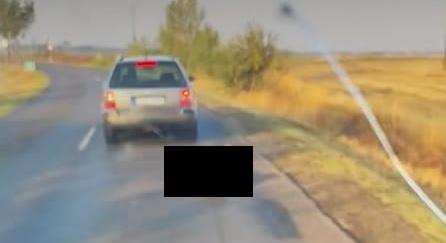 Autójához kötve húzta végig az úton a kutyáját egy sofőr – videó