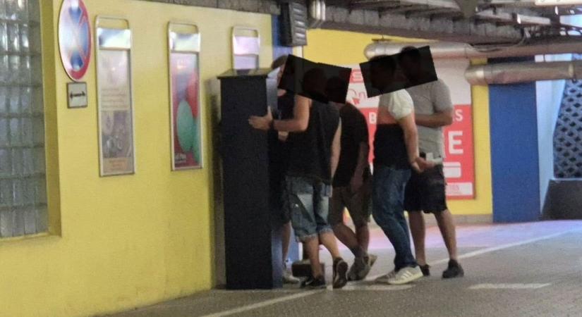 Innen már nincs visszaút, telepítik a parkolóautomatákat a debreceni bevásárlóközpontnál!