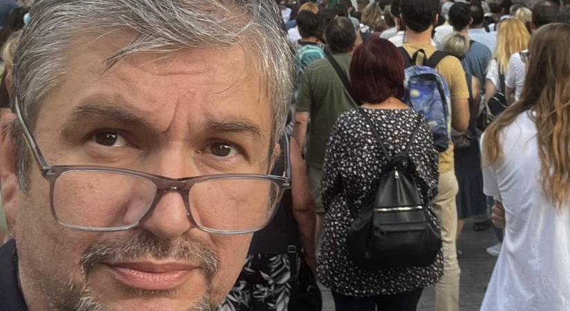 Hadházy Ákos visszatért szokásos tüntetéseihez