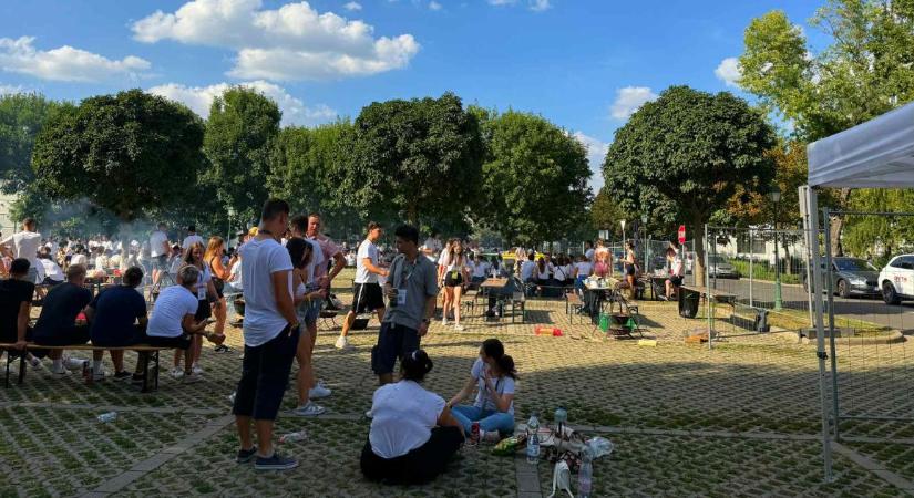 Közösen pihennek rá a vasárnapi tanévnyitóra a Debreceni Egyetem gólyái