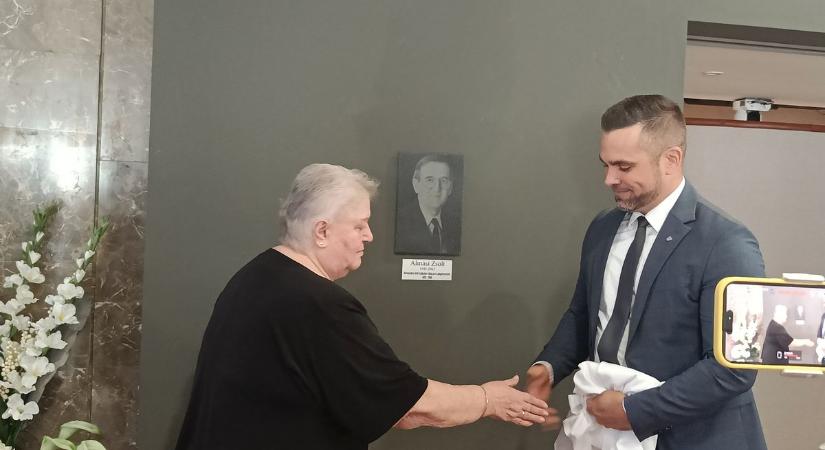 Almási Zsolt emléke előtt tisztelegve – a közgyűlési terem névadásáról döntöttek (videóval, képgalériával)