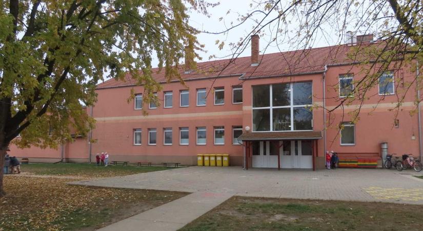 A nagymágocsi iskola megújulásra készül, a polgármester bemutatta a terveket