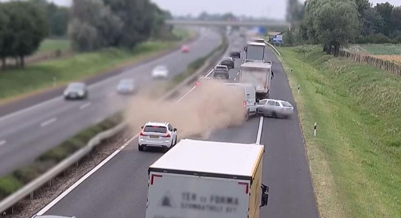 „Még befér” – gondolta a sofőr… elképesztő videó készült az autópályán történt balesetről