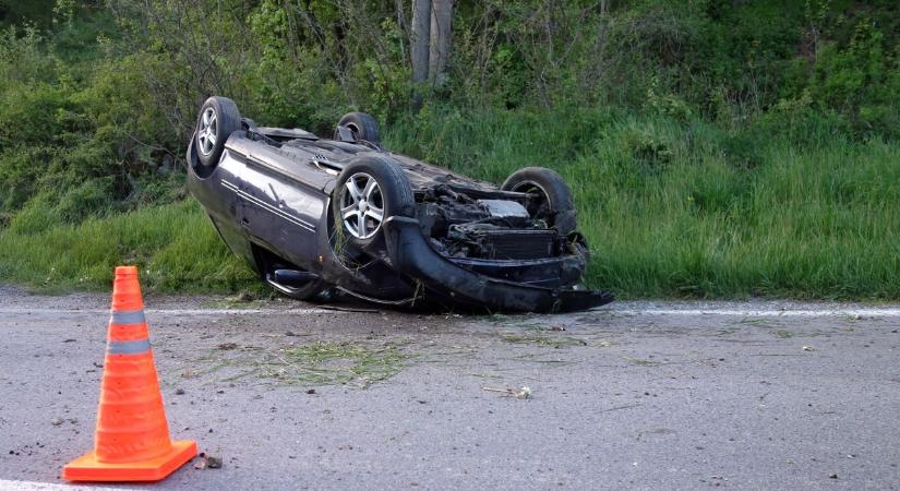 Súlyos baleset, a tetején landolt egy autó Szenyérnél