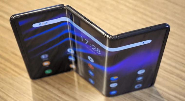 A Samsung ekkor mutathatja be első háromrészes hajlítható mobilját