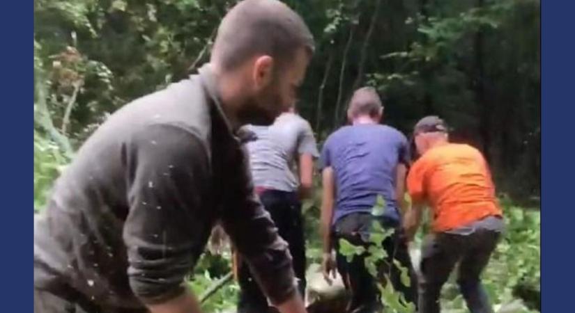 Szívvel a nagy esőben: Négy hős összefogása mentette meg az utat Baranyában – vigyázzunk egymásra  videó